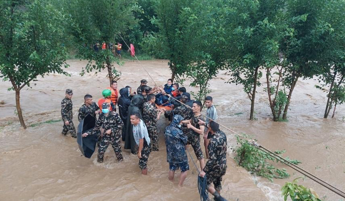 सल्यानको शारदा नदीको भंगालोमा फसेका १२ किसानमध्ये ८ जनाको उद्धार